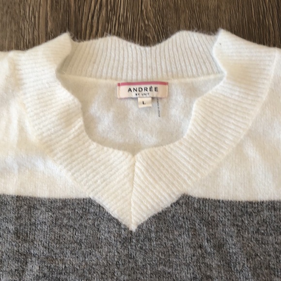 NWOT ANDREE BY UNIT GRAY GREEN RUST AND WHITE SCALLOP TRIM COLOR-BLOCK SWEATER - Picture 2 of 7